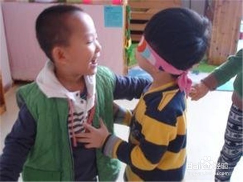 利用钓冰块、这是谁游戏，培养幼儿的观察力