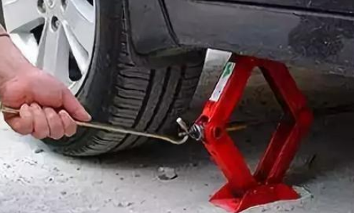 别克新凯越千斤顶后备箱摆放位置