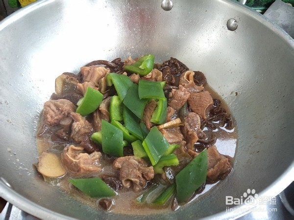 如何制作牛肋条烧黄蘑