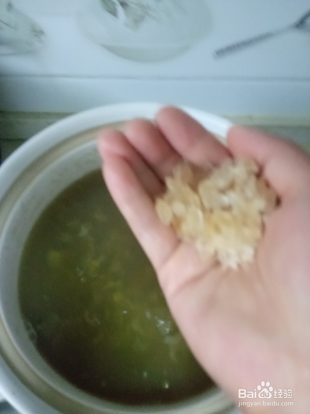 砂锅绿豆银耳百合汤