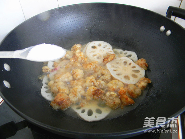 藕片烩肉段的做法