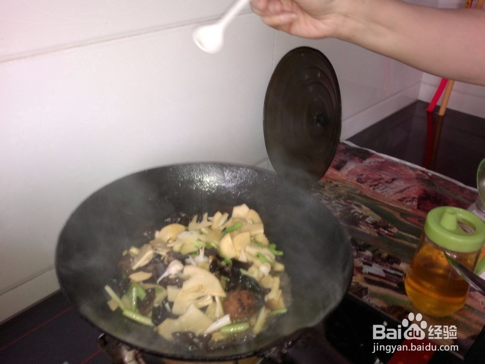 开春应季菜竹笋木耳炒蒜苗的做法