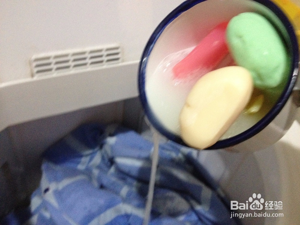 用洗衣机洗衣服的时候可以把香皂作为洗衣液使用