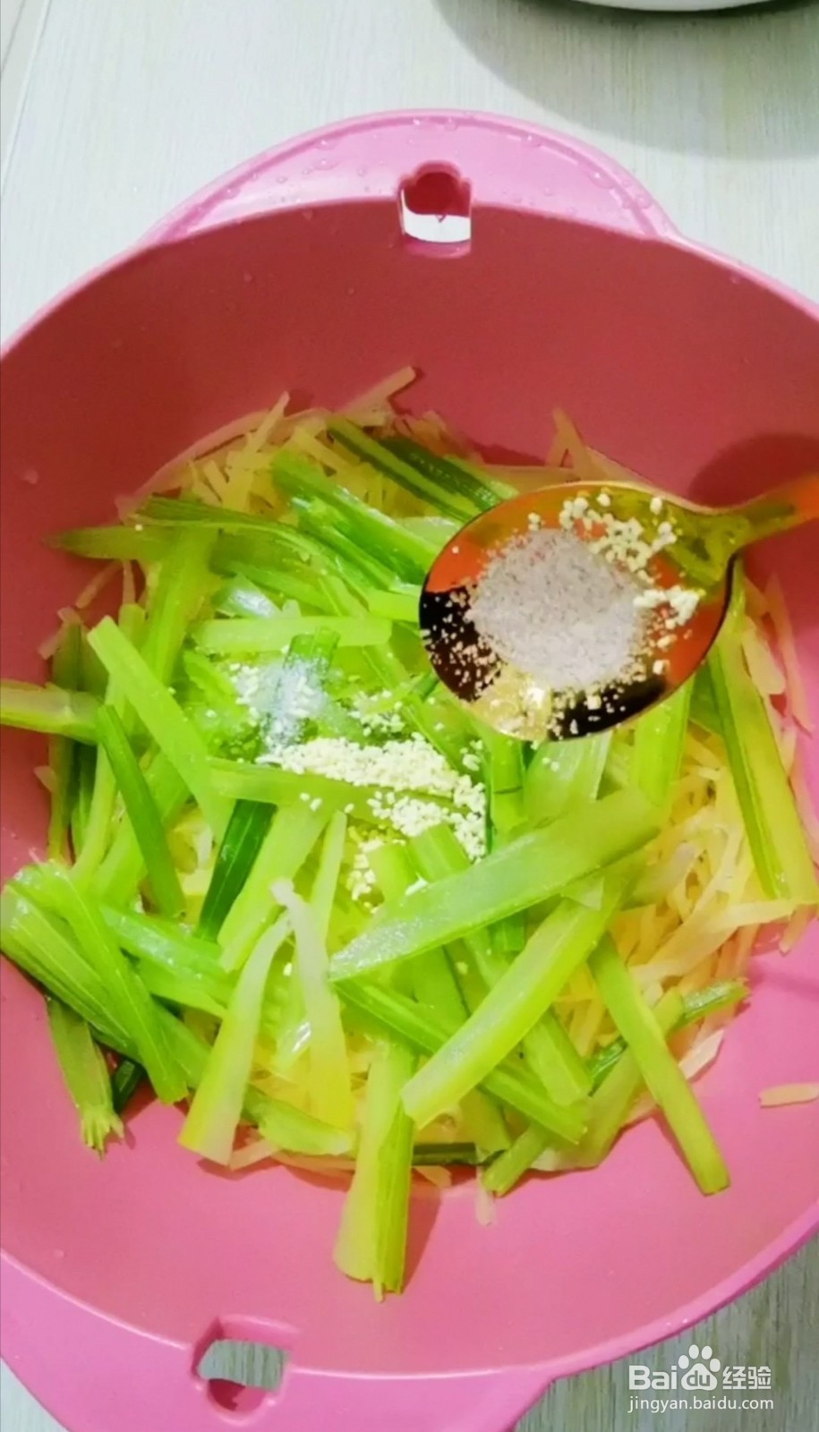 土豆丝炒芹菜的做法