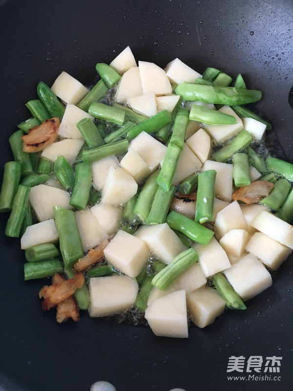 砂锅土豆粉皮炖肉