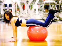 <b>用健身球瘦腰的几种运动方法</b>