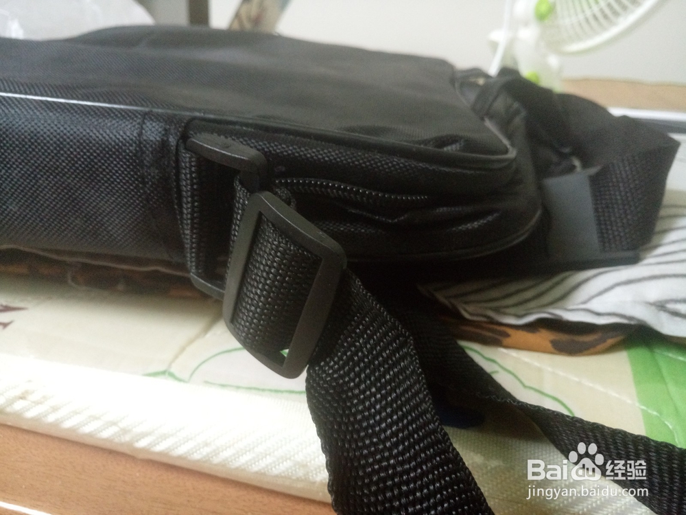 笔记本的斜挎带怎么装