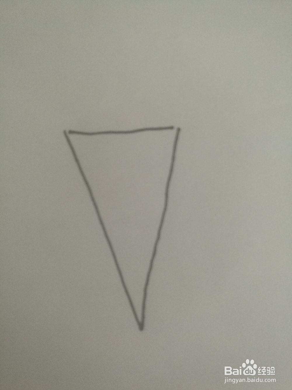 随手画两种冰激凌的简笔画