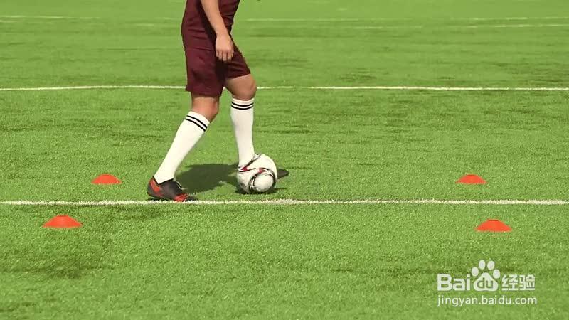 左脚内脚背连接外脚背转身_足球·控球技术强化