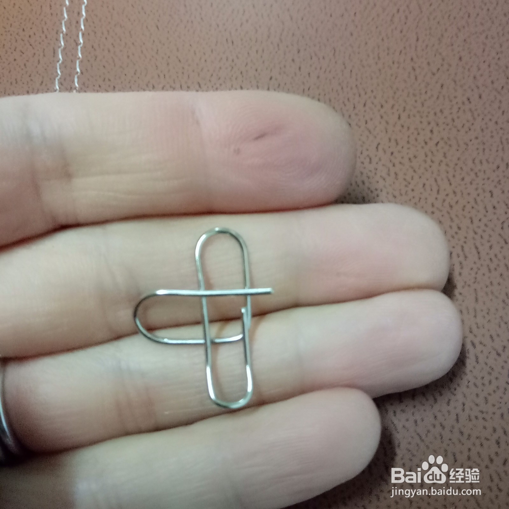 如何用回形针制作一个爱心书签