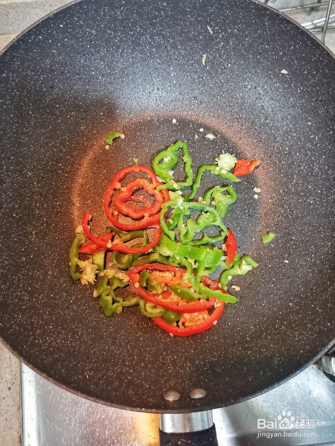 做家常菜鸡胸肉新吃法孜然芹菜彩椒炒鸡