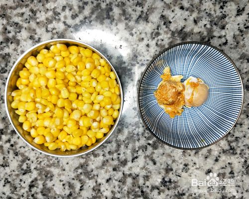 做家常菜不会让你失望的咸蛋黄玉米材料