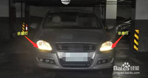 在雪天临时停车要开启前照灯和雾灯