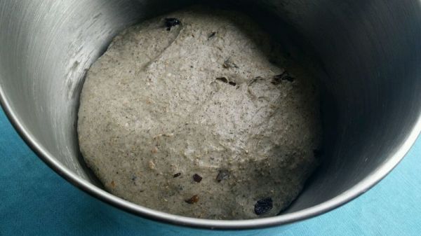 全麦黑提黑芝麻包