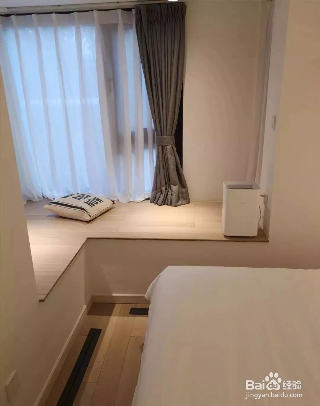 60平的原木风小户型，把收纳做成嵌入式的