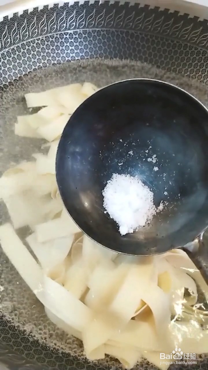 如何制作东北名菜尖椒干豆腐？