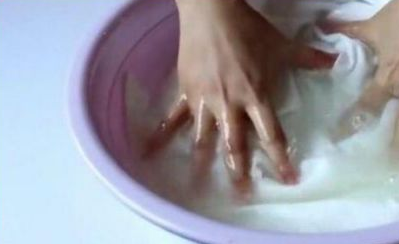 衣服上的奶油怎么洗掉