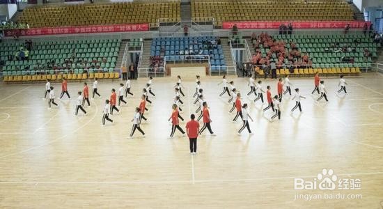 成体操队形散开方法