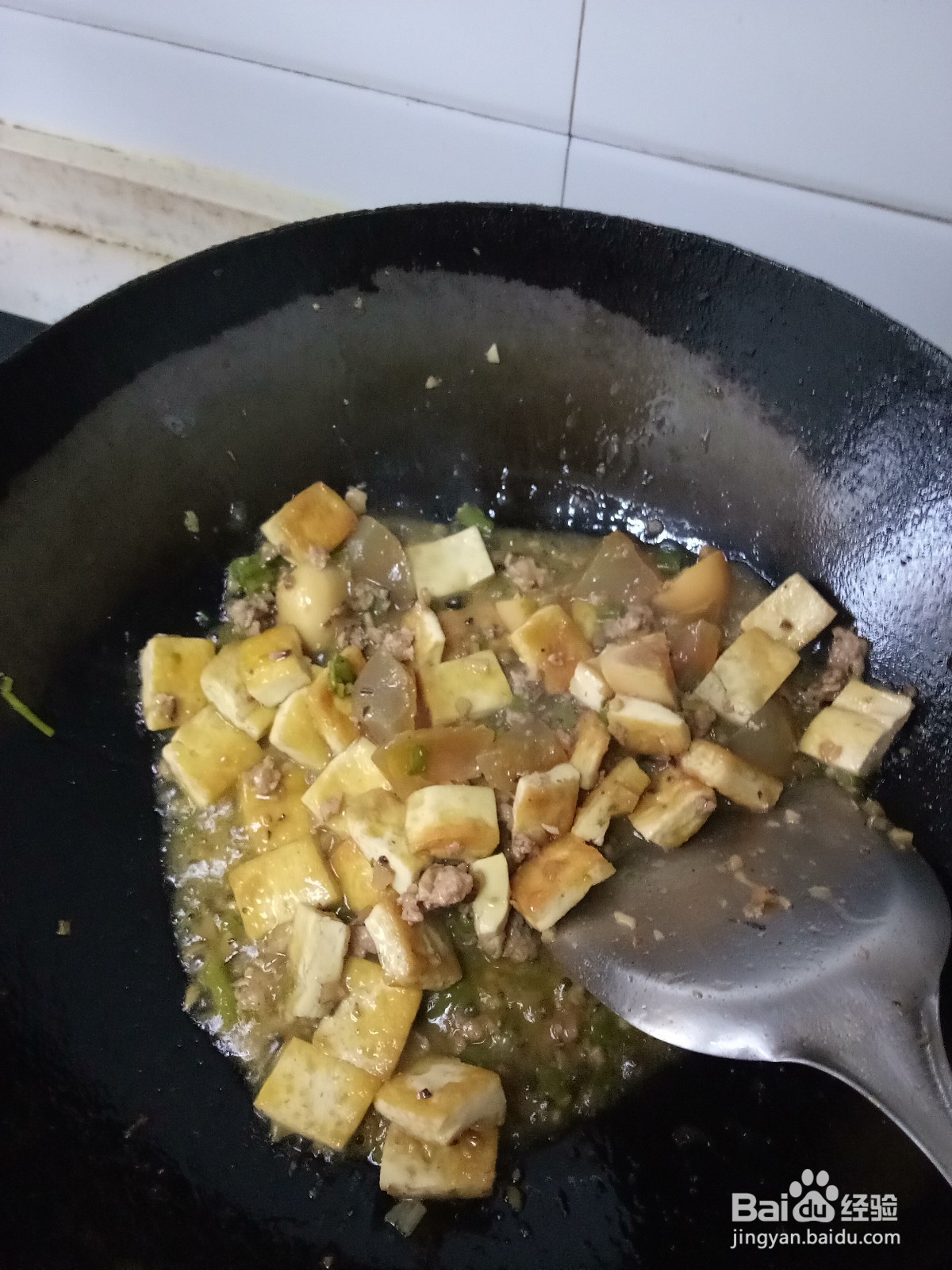 剩肉酱炒皮蛋豆腐