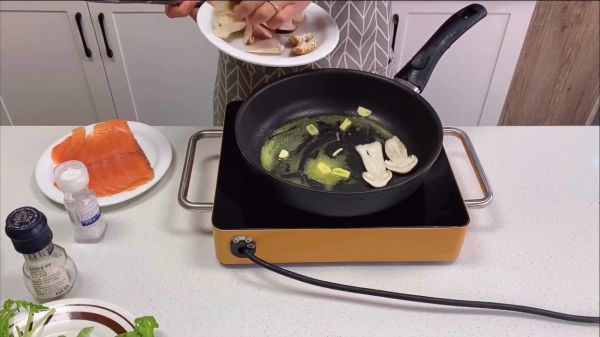 烟熏三文鱼松茸卷