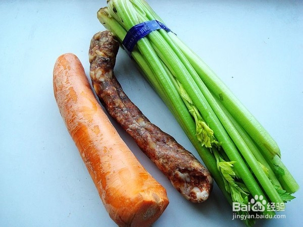芹菜胡萝卜炒腊肠的步骤