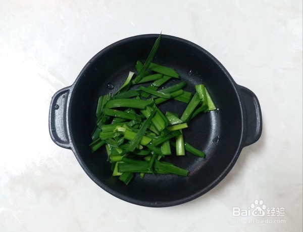 爆炒。酸辣绿豆芽的做法