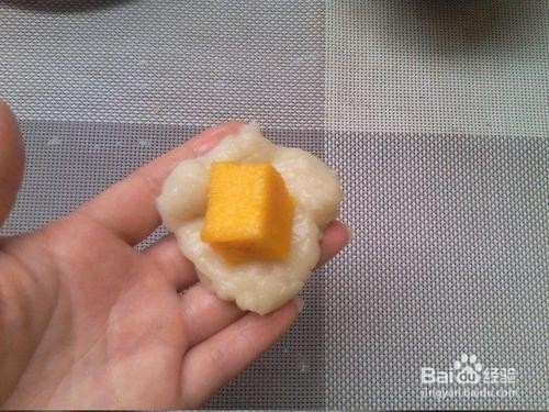 如何做一份芒果椰香糯米糍