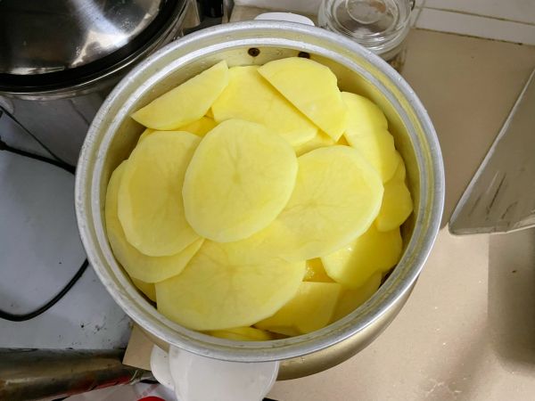 胡萝卜玉米青豆粒土豆饼