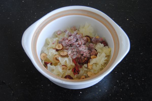 草莓红枣银耳羹