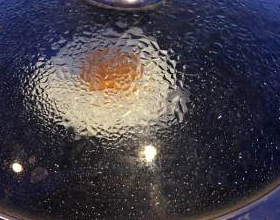 煎鸡蛋时怎样油才不会乱溅