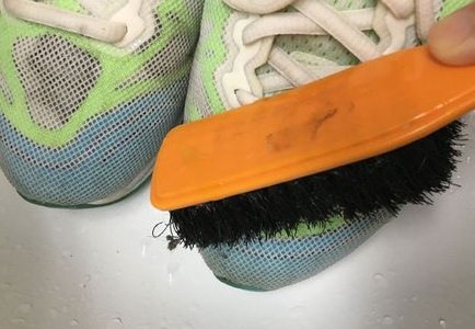 跑步鞋淋湿了怎么清洗
