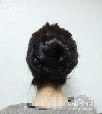 蓬松丸子头怎么扎