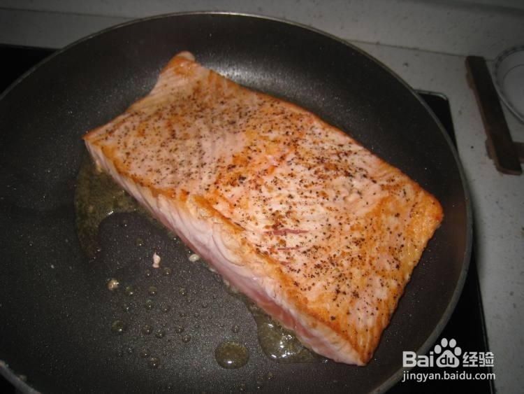 干煎三文鱼伴蔬菜沙拉