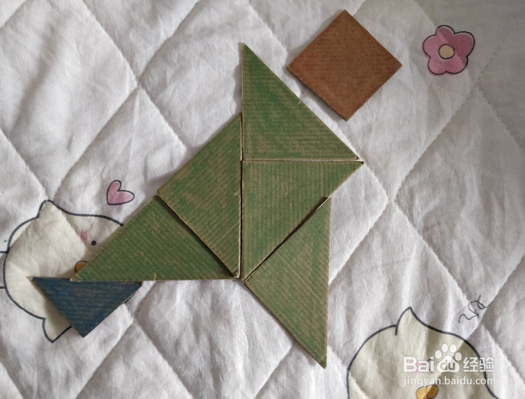 用九巧板怎么拼一个丢沙包的小朋友呢?