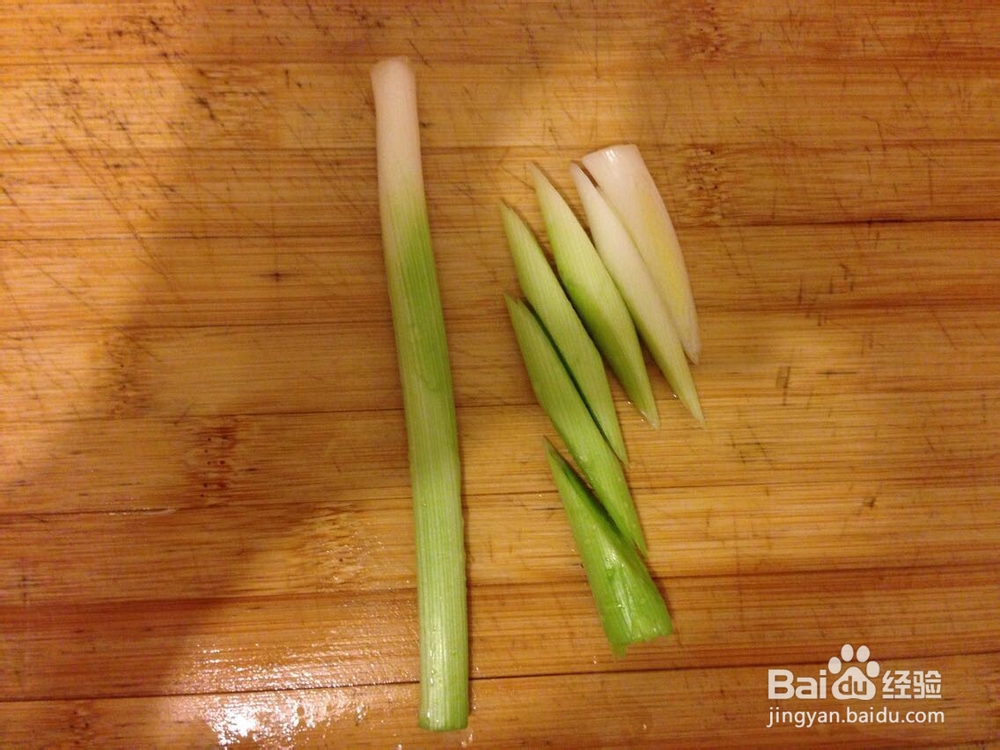 菜鸟都可以完成的鲜甜浓汤:萝卜丝鲫鱼汤