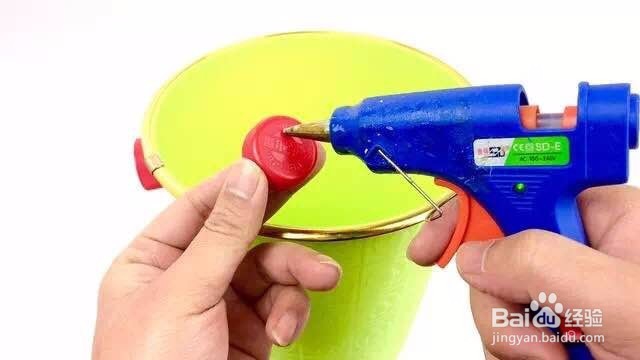 把饮料瓶盖粘在垃圾桶上，解决了不少家庭的难题