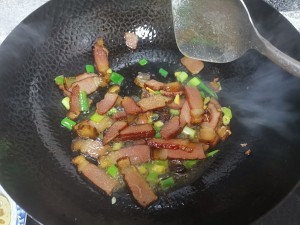 蒜苗炒腊肉好吃的做法