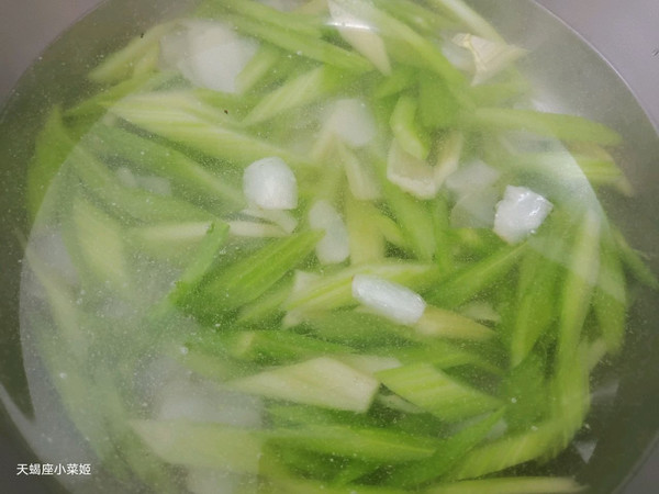 西芹腰果炒百合