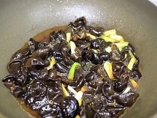 葱烧木耳佛手瓜怎么做？