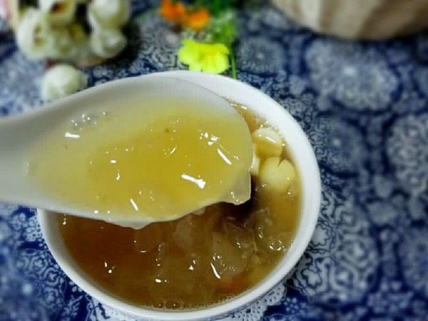 红枣银耳莲子汤