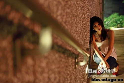 利用闪灯+后帘+现场光拍摄夜间人像技巧