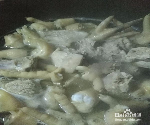 如何做健康无油的啤酒炖鸡爪排骨