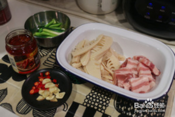 如何做美味的五花肉炒春笋