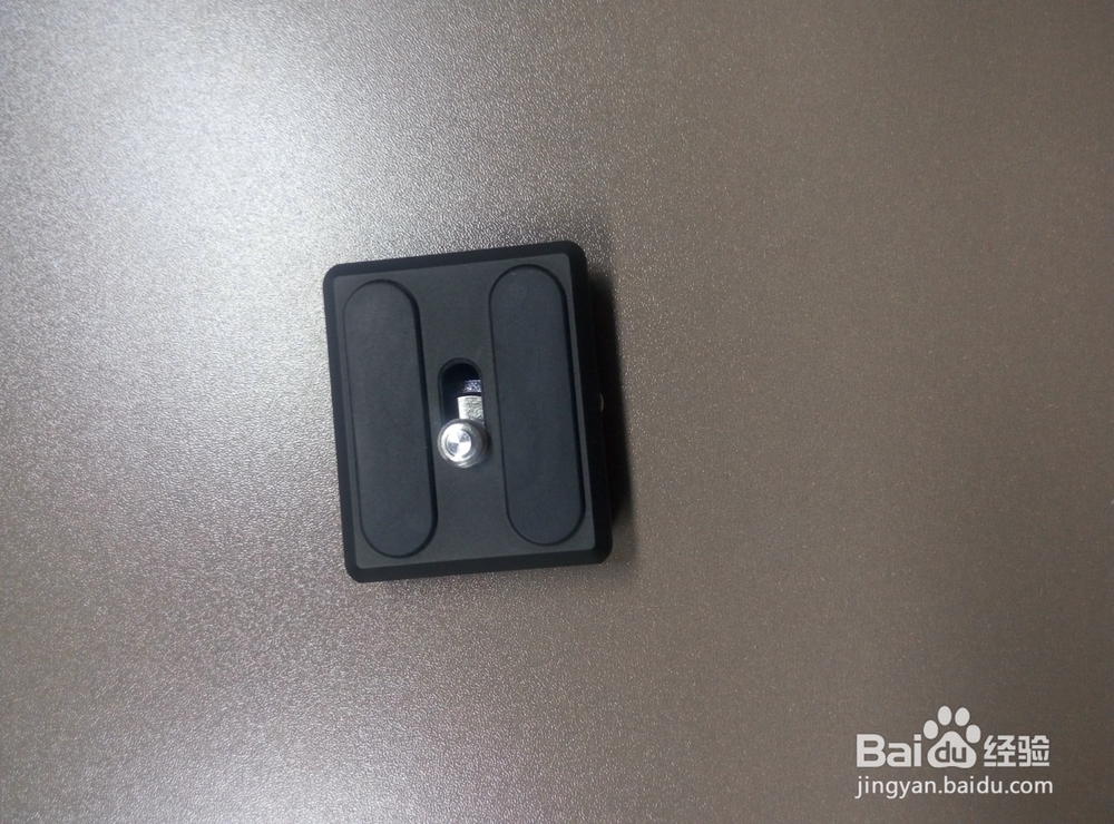 怎么把相机装在三脚架上