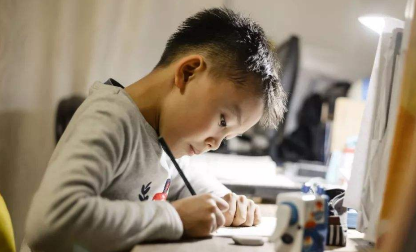 明亮的月盘难道是在洱海里淘洗过吗改为陈述句。