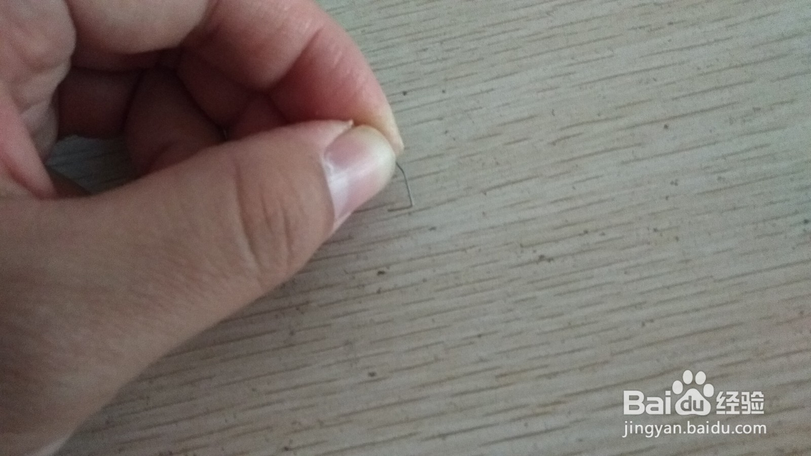 如何用一个订书钉做简易的中性笔的支架