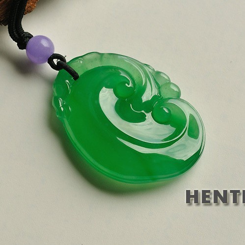 翡翠选购:缅甸翡翠玉器饰品配搭挂绳