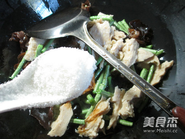 黑木耳带豆煮烤麸