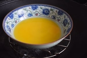 烟熏三文鱼培根本尼迪克蛋，附水波蛋荷兰酱做法