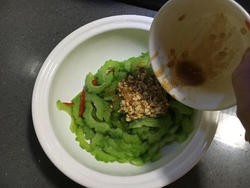 降火美味,教你做柒进柒出凉拌苦瓜的家常做法